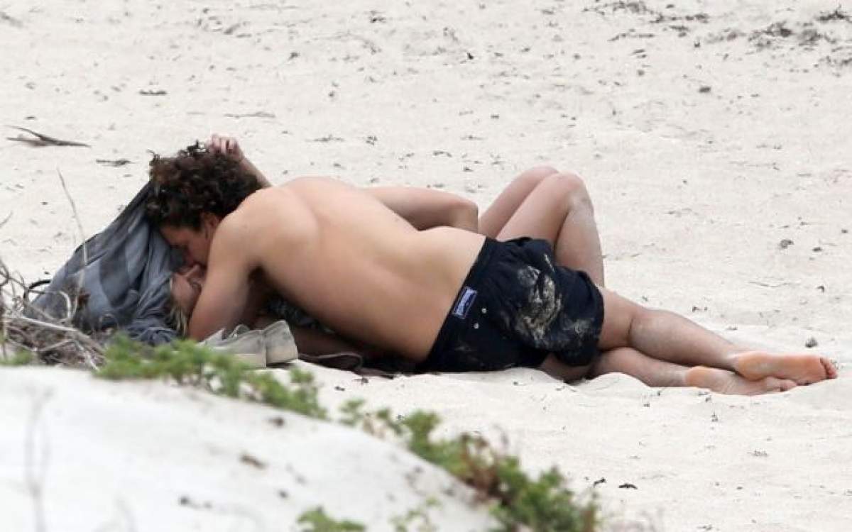 FOTO / Un celebru fotomodel, surprins în fapt! Sărutări şi atingeri tandre, direct de pe plajă!