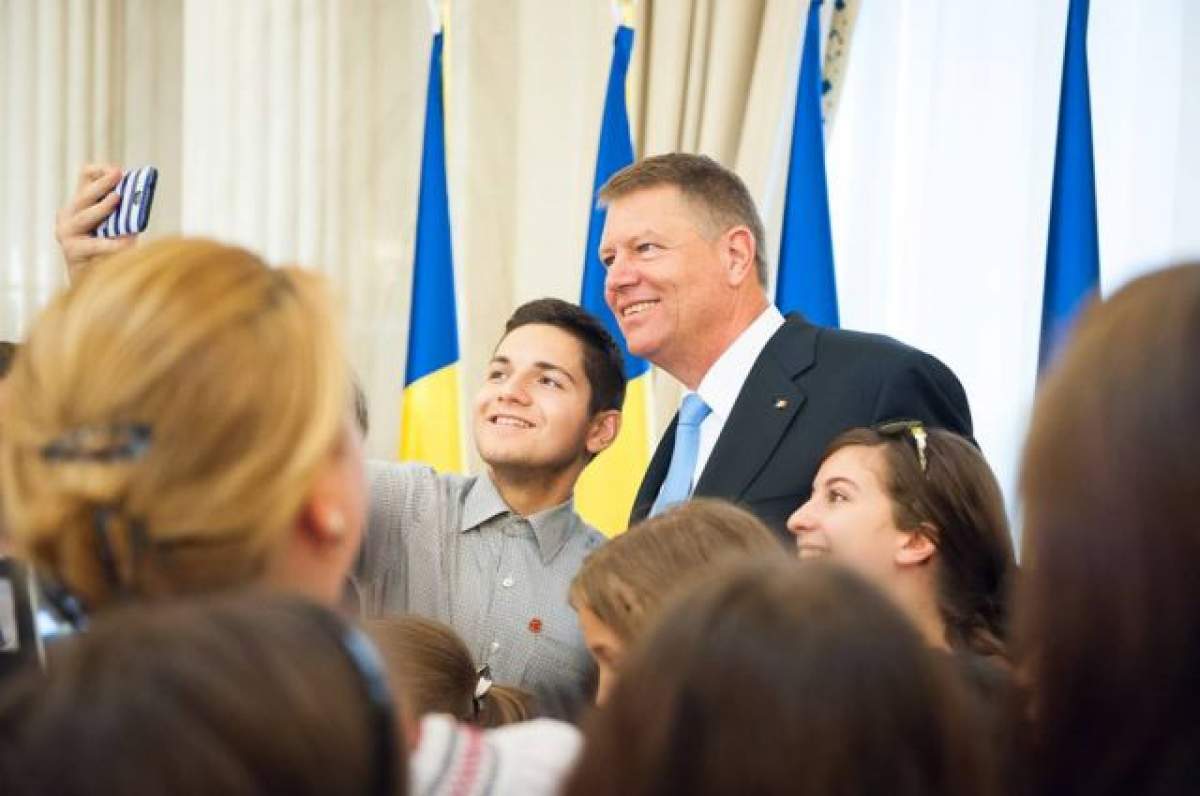 Fotografia cu preşedintele Klaus Iohannis care i-a cucerit pe români: "Înduioşător! Poza asta ar trebui premiată!"