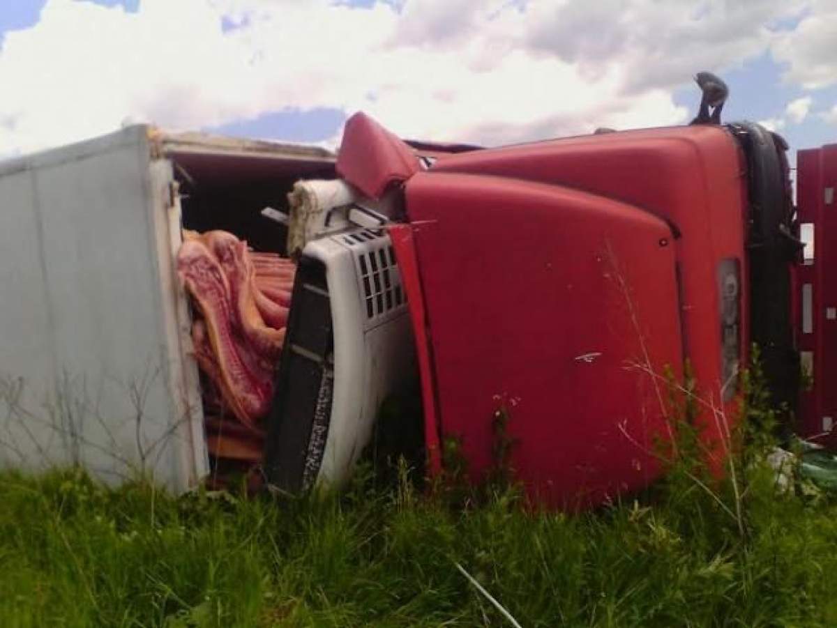 Accident în judeţul Braşov! Un camion încărcat cu 18 tone de carne s-a răsturnat