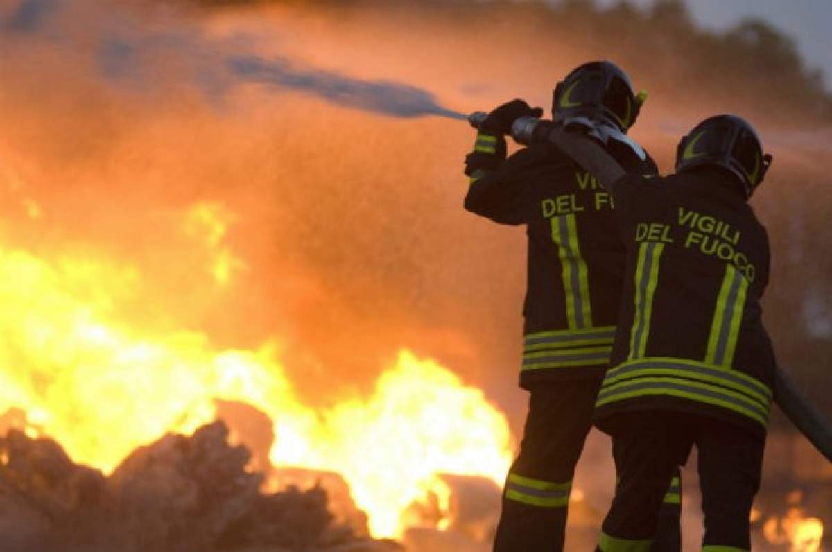 Incendiu puternic la o clădire de birouri din Ploieşti! Pompierii se luptă cu flăcările