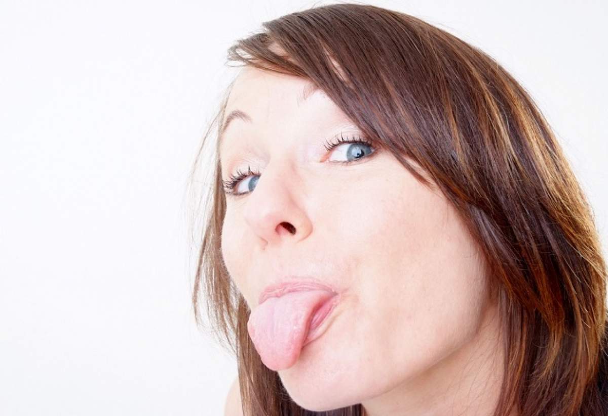 Ai limba încărcată de dopozite albicioase sau gălbui? Ce probleme de sănătate indică acestea