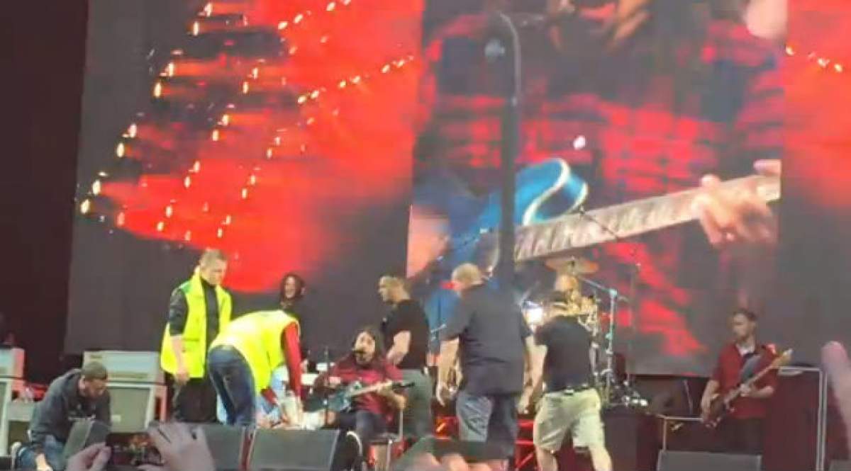 VIDEO / Clipe de panică! Solistul trupei americane Foo Fighters și-a rupt piciorul în timpul unui concert în Suedia