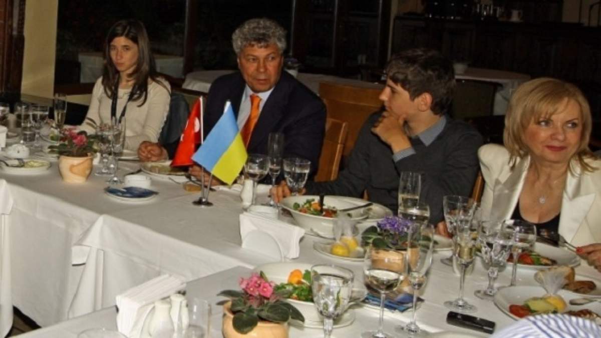 Imagini fabuloase cu familia Lucescu! Rar vezi aşa ceva! Ce gest a făcut cel mai iubit antrenor de faţă cu soţia lui