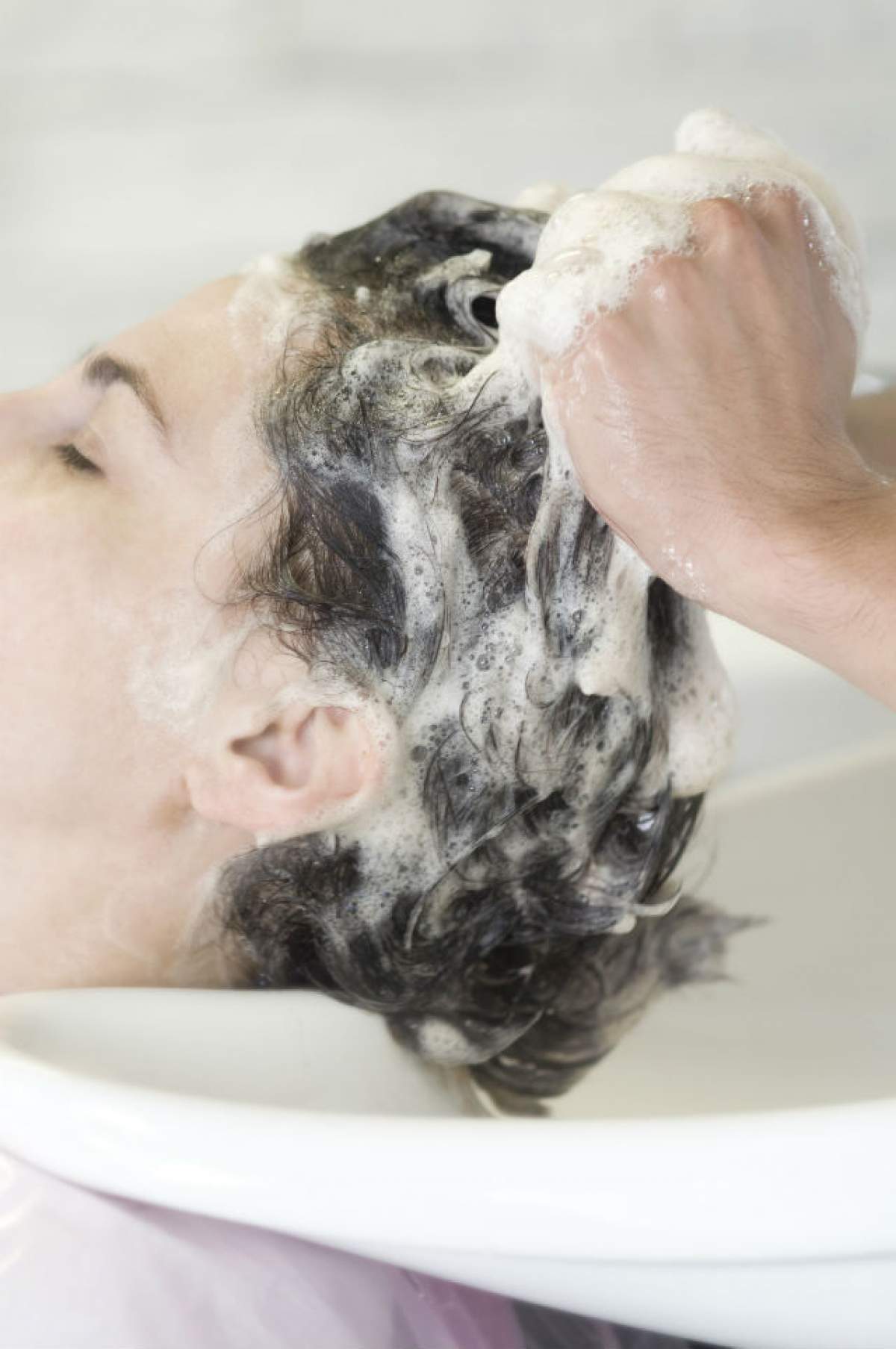 Cum să-ți speli părul corect ca să nu-ți cadă și să fie sănătos, în funcție de tipul său