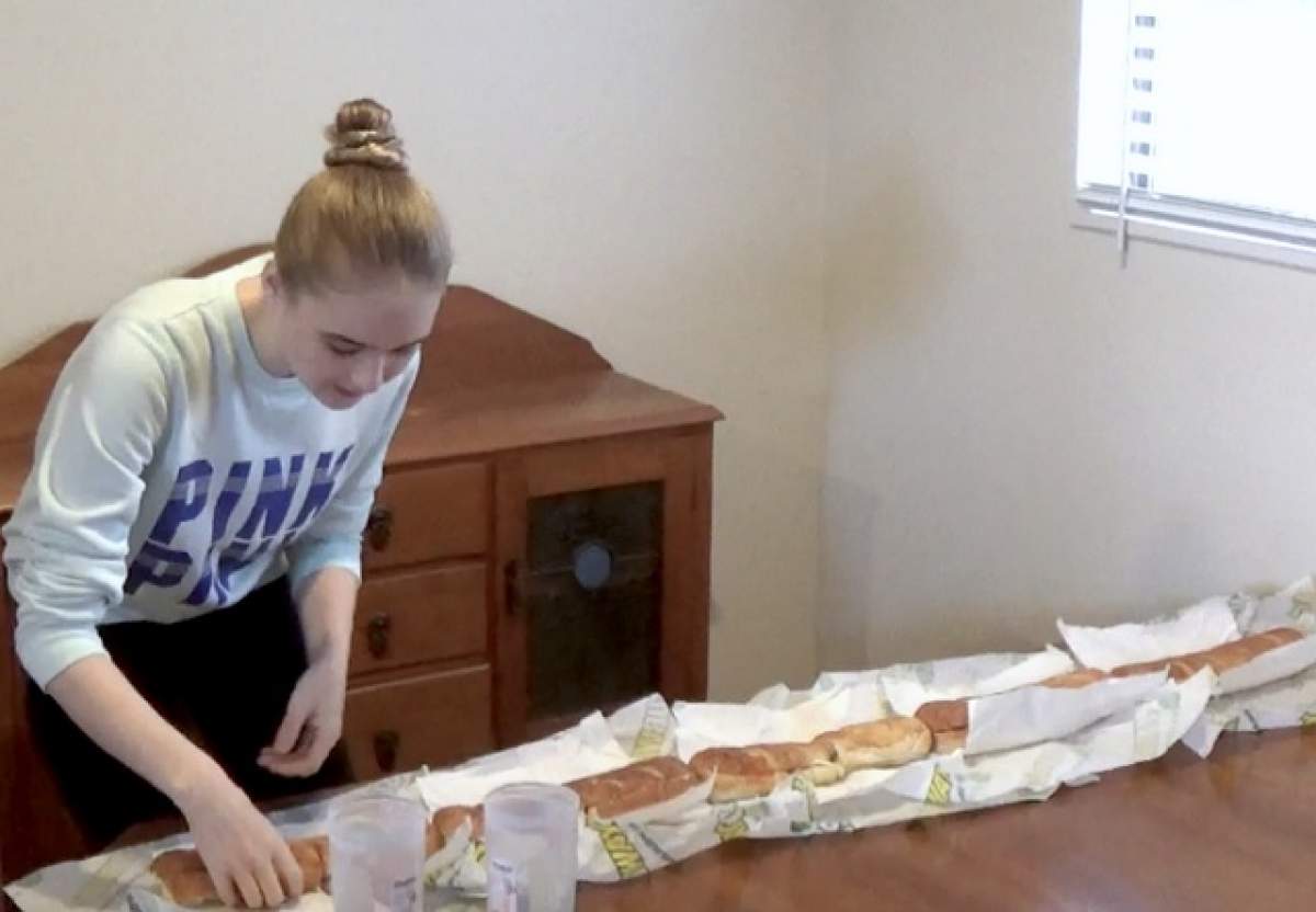 VIDEO / Un model a reuşit să devoreze un sendviş lung de 1.50 metri în doar 5 minute! Cum a fost posibil?