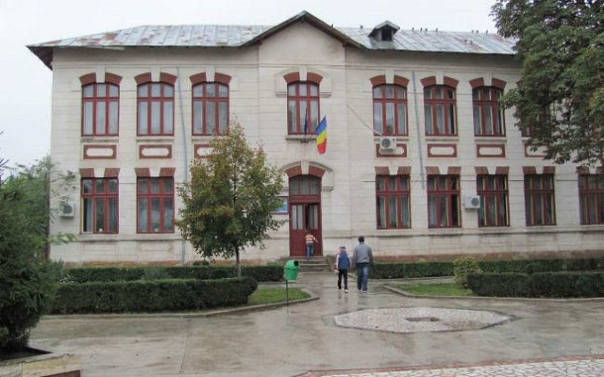 Eleva care şi-a omorât tatăl cu cinci lovituri de cuţit s-a întors printre colegii de la şcoală!