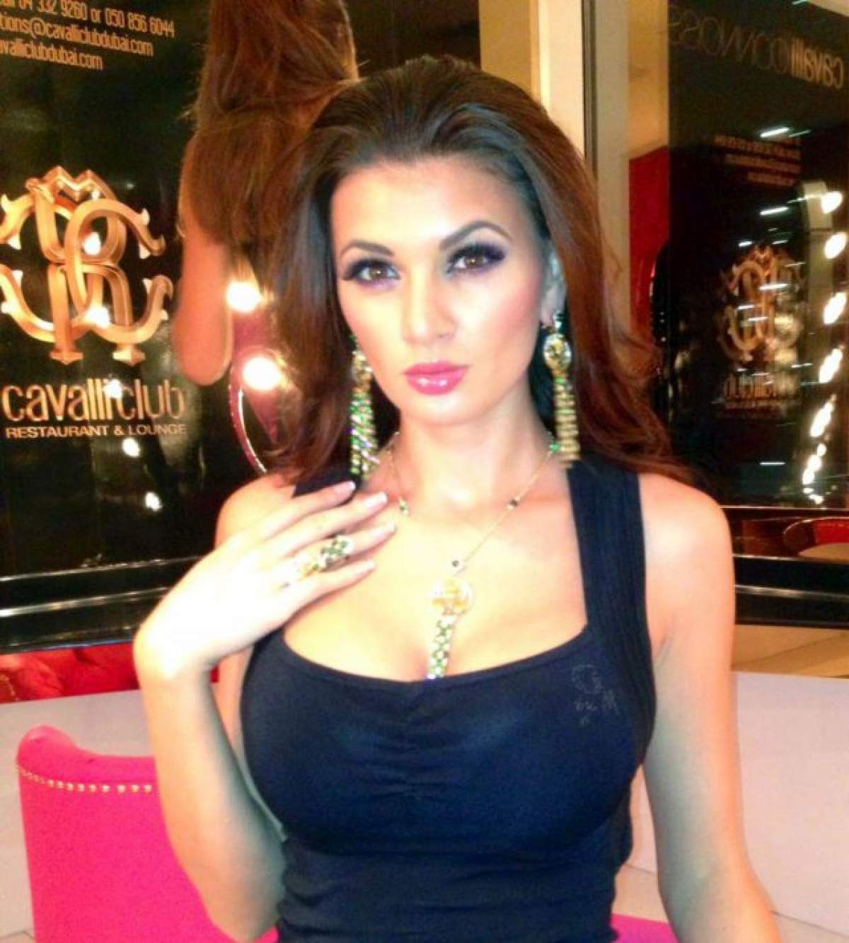 Imagini explozive cu decolteul Ramonei Gabor. Vedeta şi-a expus bustul într-un club din Dubai