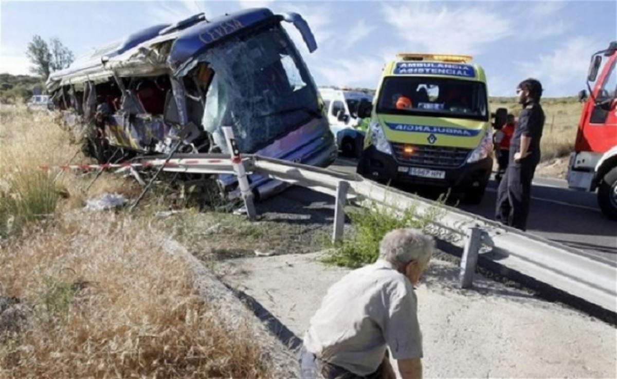 Un autobuz a lovit nouă maşini pe o stradă intens circulată! O femeie şi un copil au fost răniţi grav