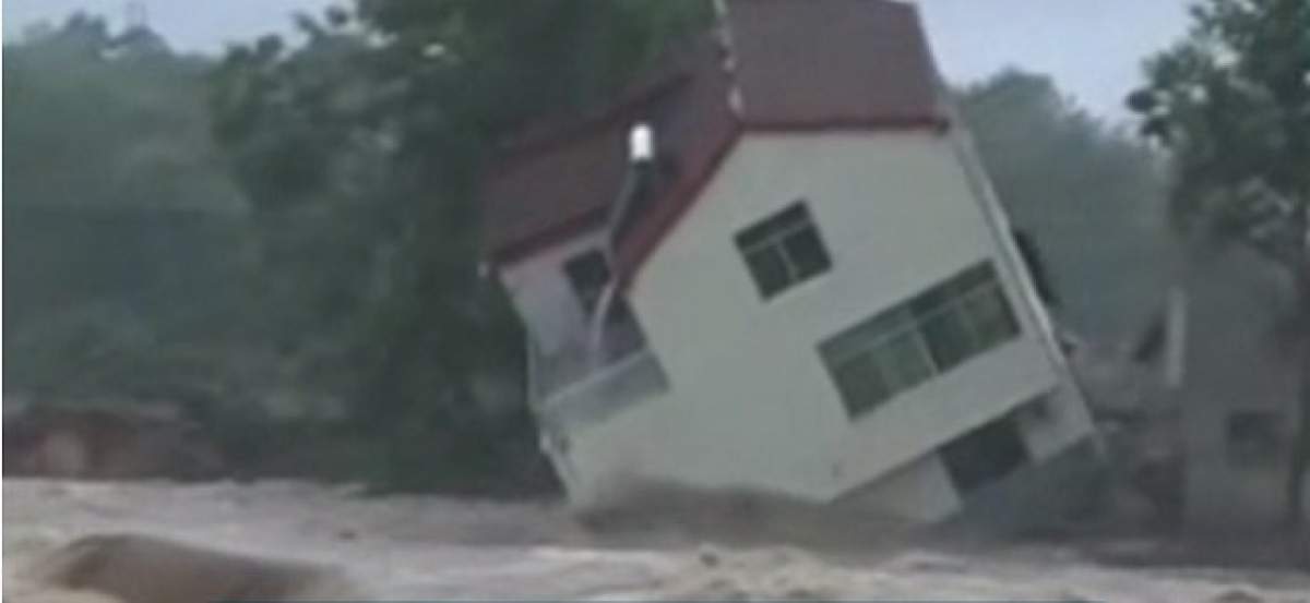 Imagini apocaliptice! Zeci de case au fost înghiţite de ape, în urma ploilor torenţiale