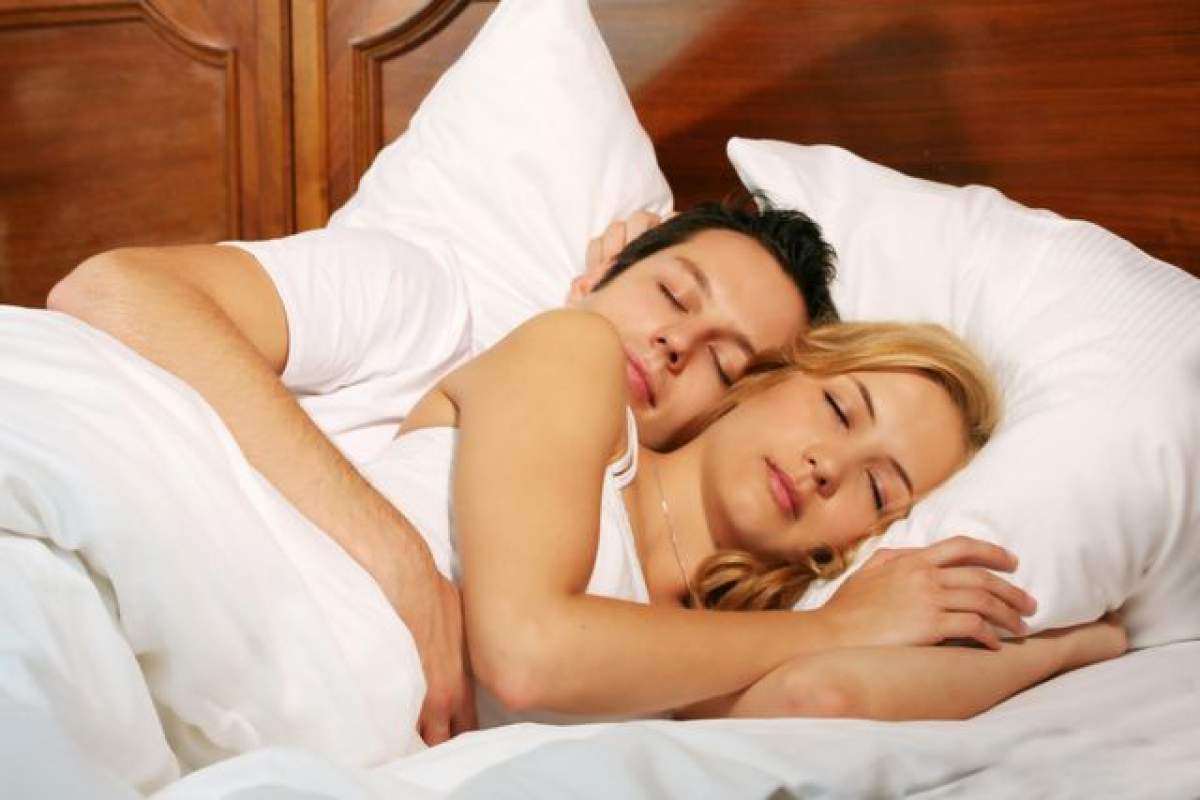 Cele mai confortabile poziţii de a dormi în doi