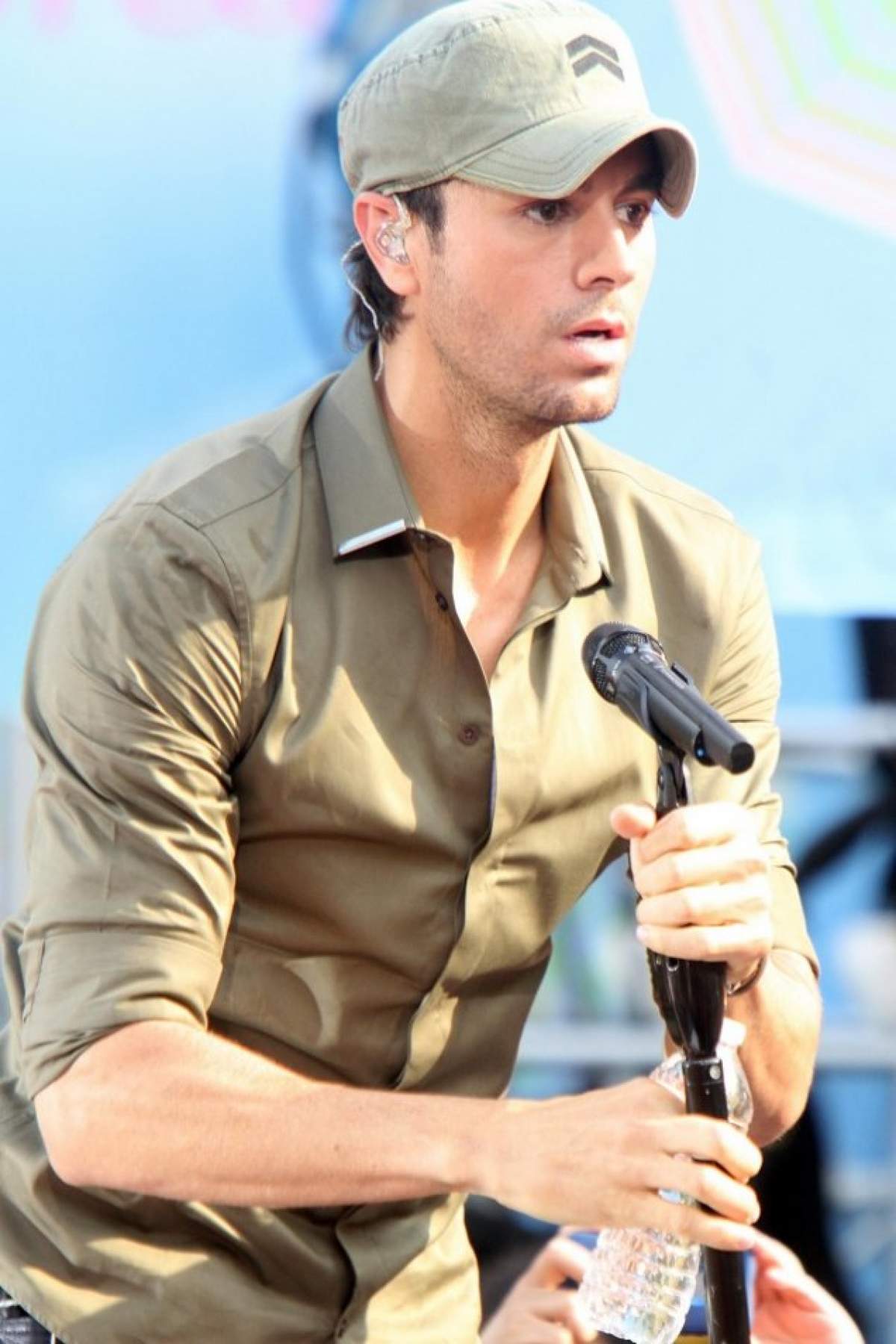 Enrique Iglesias a ajuns pe masa de operaţie! În ce stare se află după ce şi-a tăiat degetele pe scenă