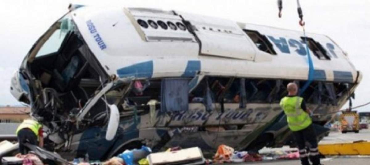 Tragedie! Un autocar a căzut într-o prăpastie, iar cel puţin 24 de oameni au murit