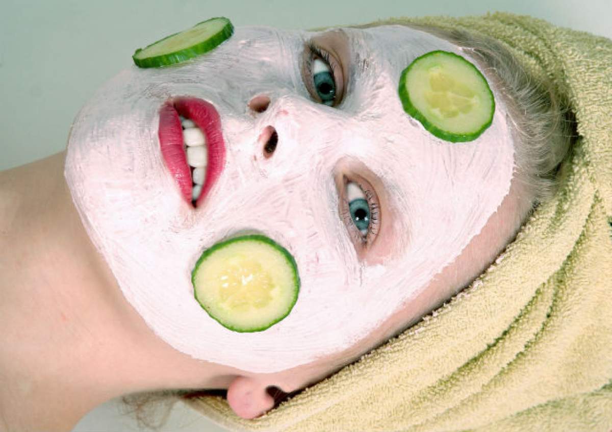 Uită de tratamentele scumpe! Fă-ţi acasă un lifting facial cu ingrediente din bucătărie! Rezultatele te vor uimi