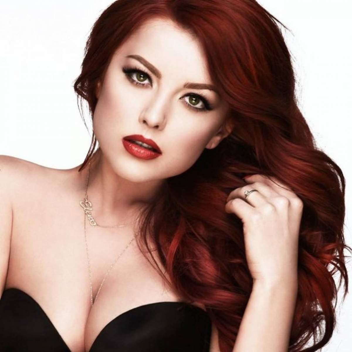 Elena Gheorghe, în costum de baie! Solista şi-a etalat trupul de zeiţă