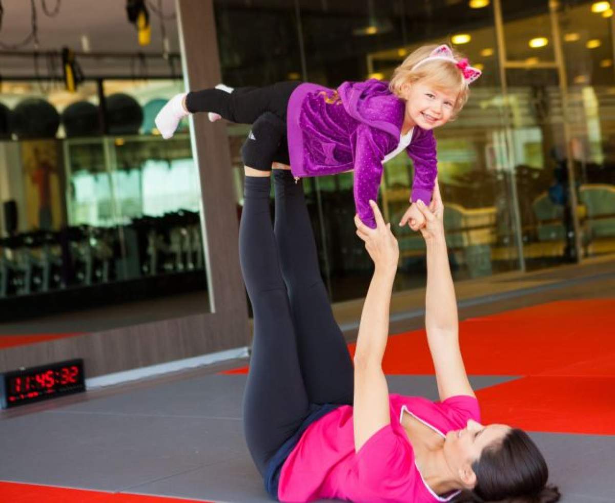 Ela Crăciun practică yoga alături de fiica ei. Vezi în ce ipostaze uimitoare au fost surprinse