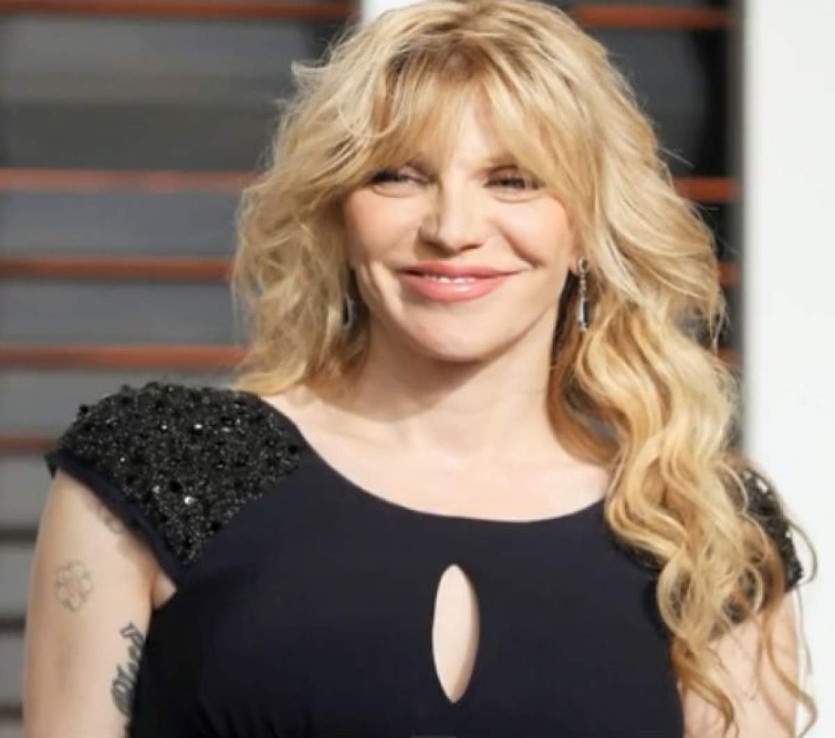 VIDEO / Clipe de groază! Courtney Love, atacată în Paris