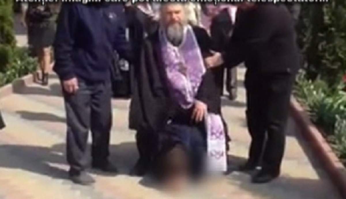 Imagini cutremurătoare! Ritual de exorcizare, în public! Un bărbat este călcat în picioare de un preot