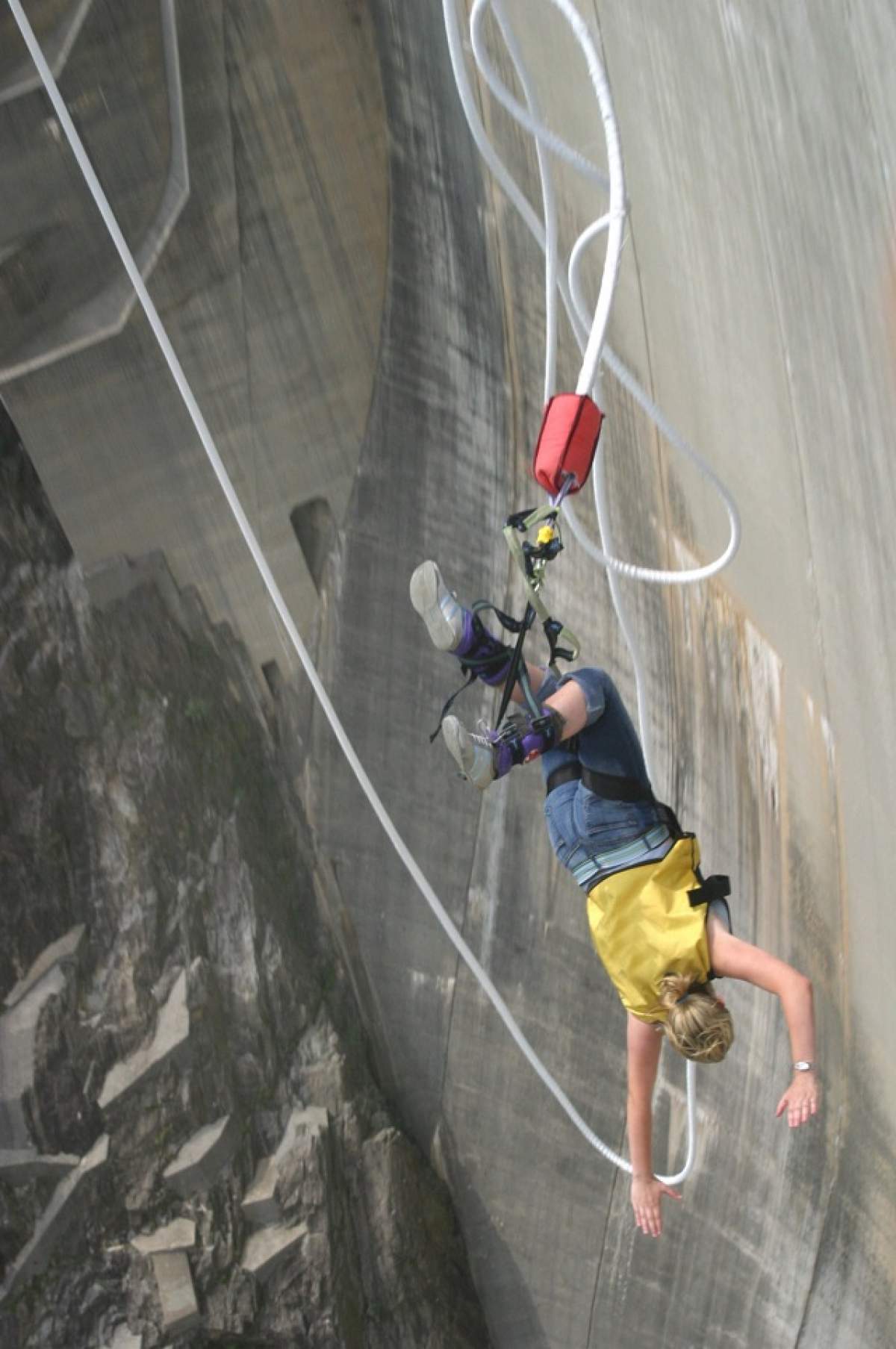 A vrut senzaţii tari, dar şi-a găsit sfârşitul! O femeie a murit, după ce a făcut bungee jumping