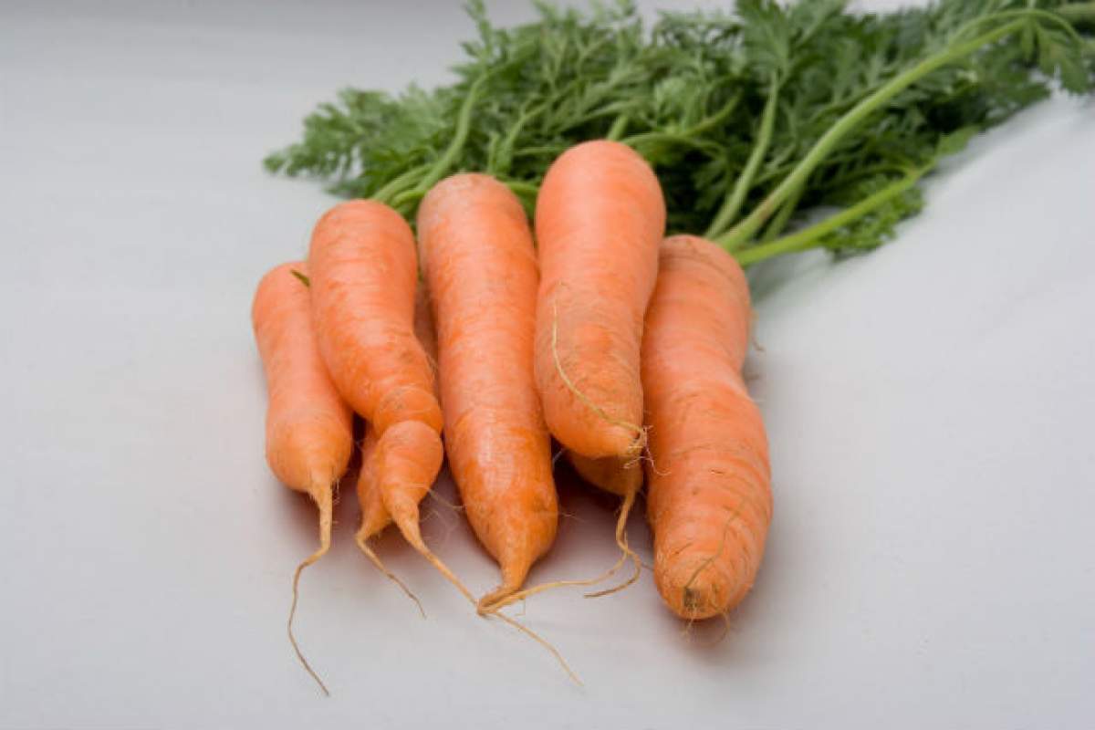 Uleiul de morcov face minuni pentru corpul tău! Iată în câte moduri îl poţi folosi