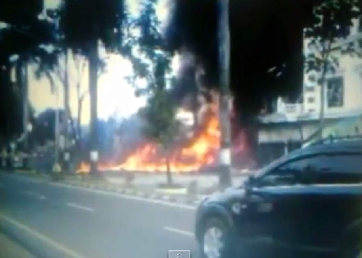 VIDEO / S-a prăbuşit un avion în insulele Sumatra! Cel puţin 30 de persoane au murit
