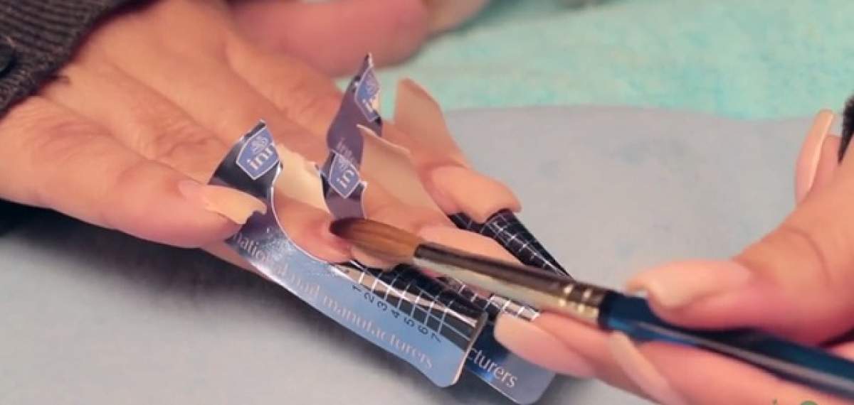 Ţi se rup unghiile repede? Învaţă cum să îţi faci singură o manichiură cu acryl, care rezistă 6 săptămâni