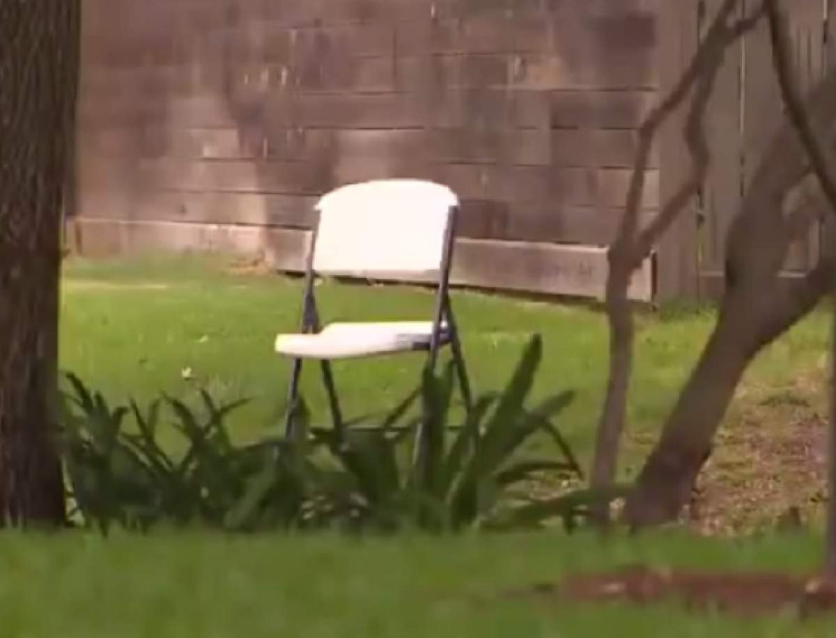 VIDEO IMPRESIONANT / Fiecare vecin a pus în faţa casei câte un scaun! Motivul acestui gest te va face să plângi de emoţie