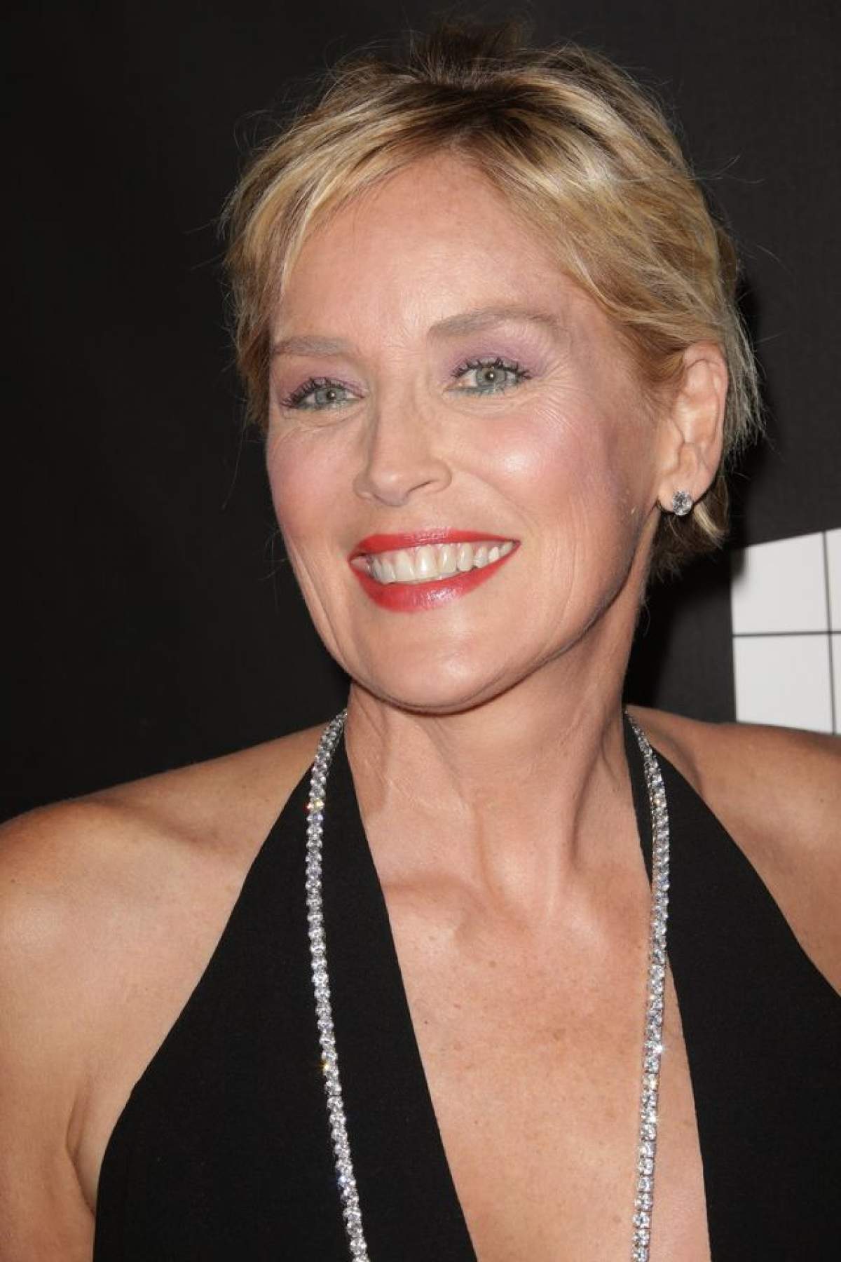 FOTO / Are 57 de ani, dar nu are inhibiţii! Sharon Stone a ieşit pe stradă fără sutien