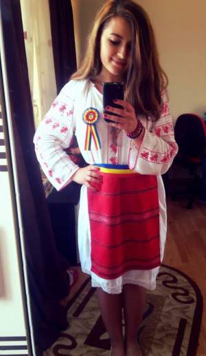FOTO / Sabina Elena, eleva care se poza cu tricolorul românesc în Covasna, în lenjerie intimă pe internet. Imagini care vor scandaliza România