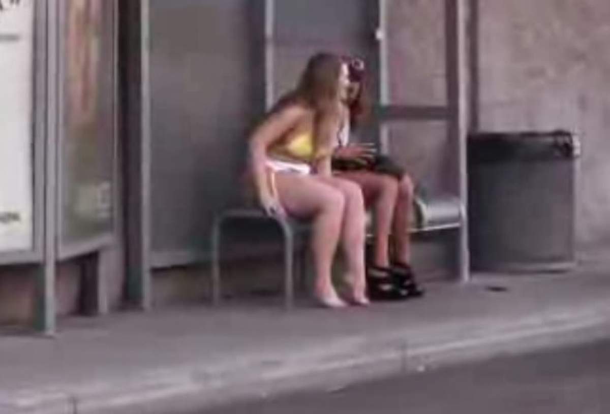 VIDEO / Ruşine mai mare nu există. O tânără şi-a dat lenjeria intimă într-o staţie de autobuz şi a urinat pe bancă