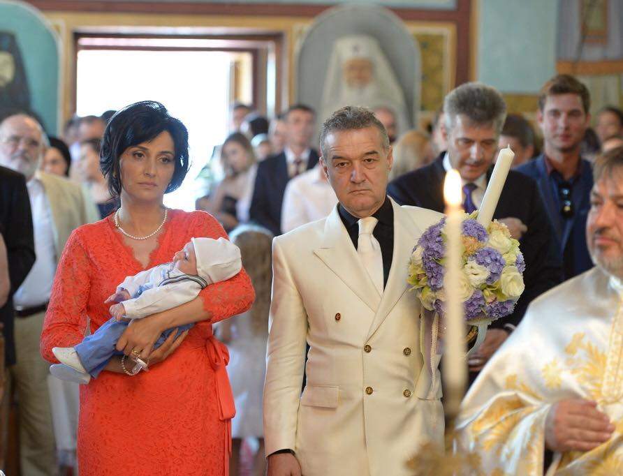 FOTO / Imagini din biserică de la botezul fiului Gabrielei Firea. Naşul Gigi Becali a fost extrem de emoţionat