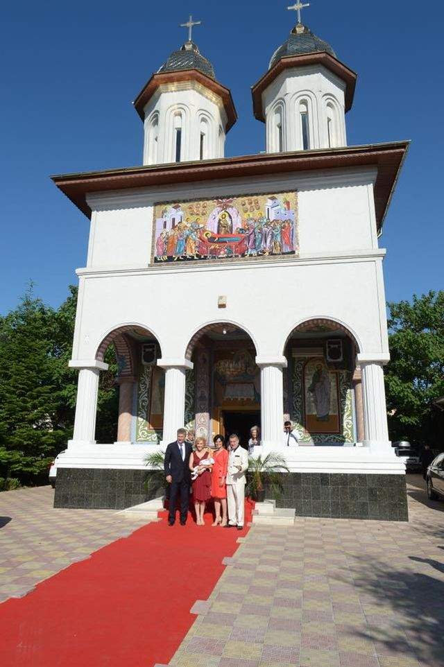FOTO / Imagini din biserică de la botezul fiului Gabrielei Firea. Naşul Gigi Becali a fost extrem de emoţionat