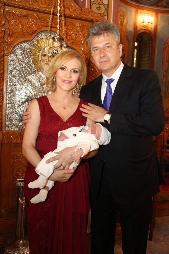 FOTO / Imagini din biserică de la botezul fiului Gabrielei Firea. Naşul Gigi Becali a fost extrem de emoţionat