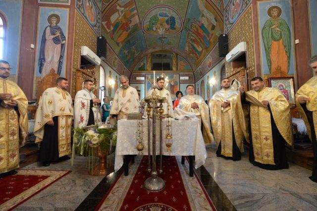 FOTO / Imagini din biserică de la botezul fiului Gabrielei Firea. Naşul Gigi Becali a fost extrem de emoţionat