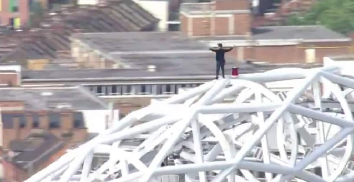 VIDEO / Este prima persoană care s-a căţărat pe arcul stadionului Wembley! Ce a făcut bărbatul la 133 de metri înălţime