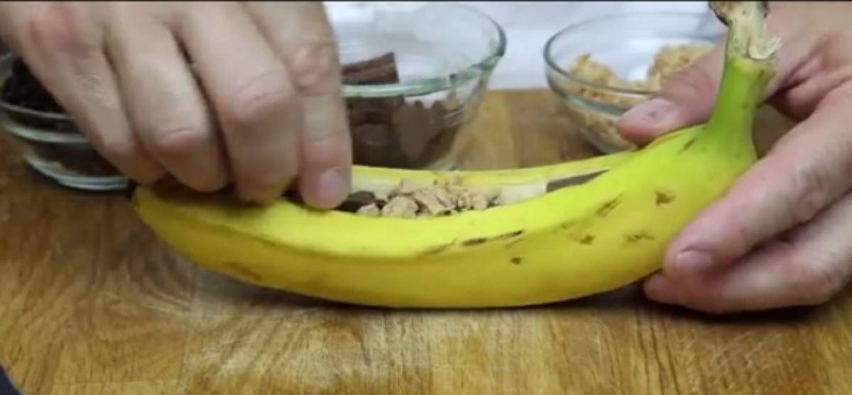 VIDEO / REŢETA ZILEI - MIERCURI: Banane "bărcuţă" umplute cu ciocolată şi stafide