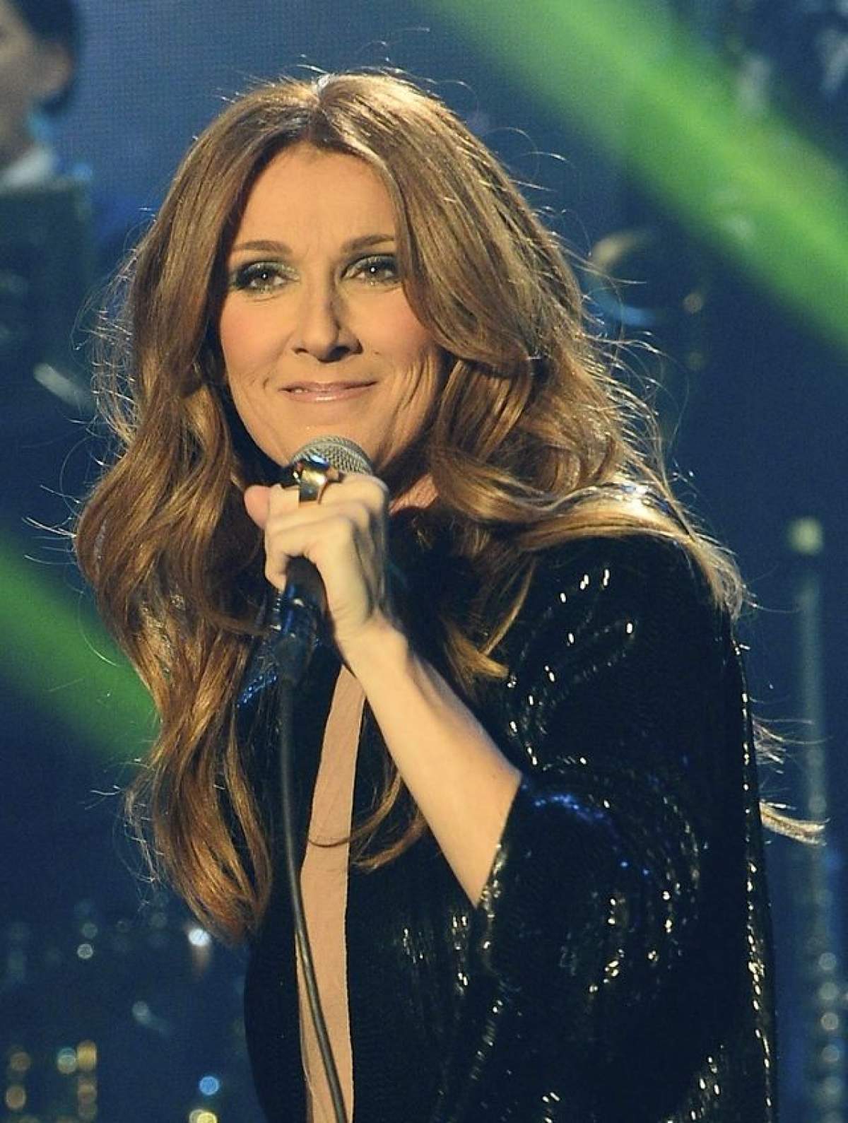 Celine Dion şi-a lăsat singur soţul grav bolnav şi a susţinut un concert! Care este explicaţia vedetei