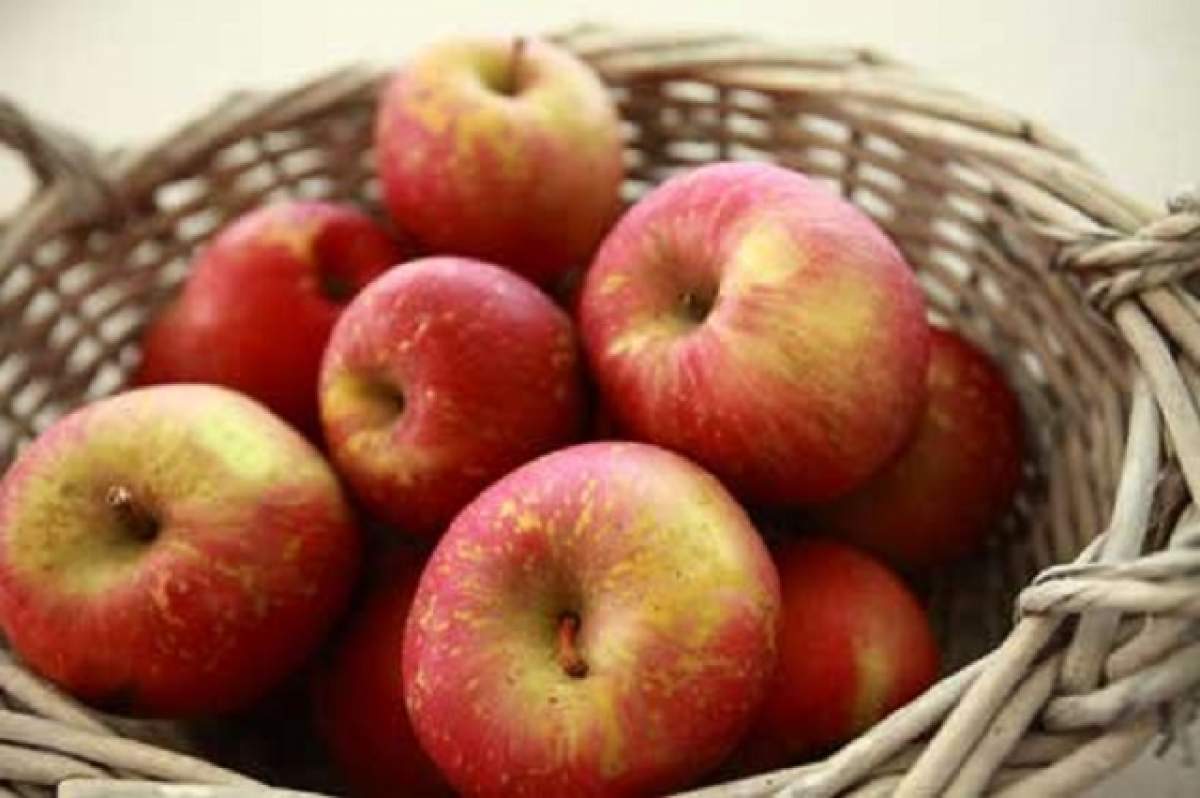 Dieta cu mere, un mit spulberat! Vezi la ce riscuri de expui
