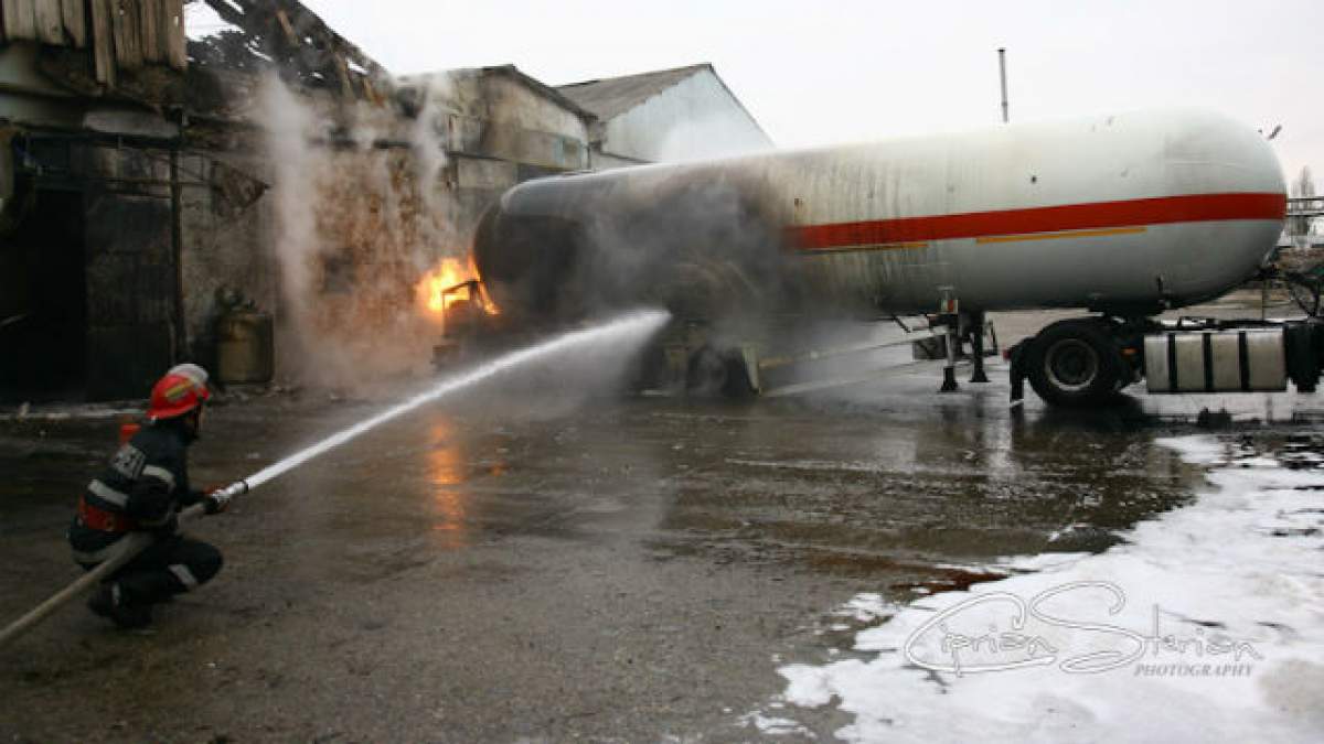 Două autocisterne încărcate cu produse petroliere au luat foc la Ploiești
