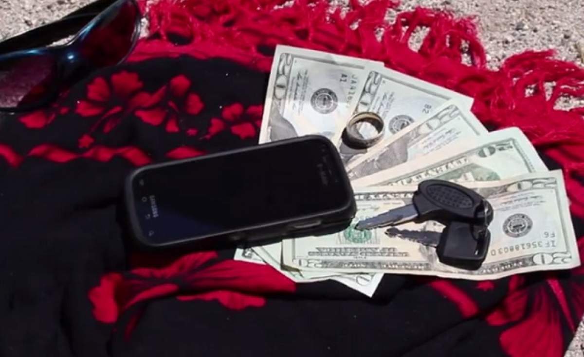 VIDEO / Cel mai INGENIOS truc! Uite cum poţi lăsa BANII şi telefonul pe PLAJĂ fără să le FURE cineva