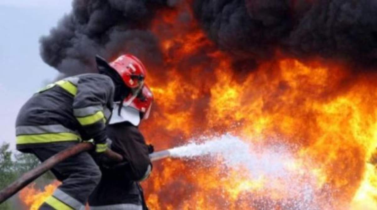 INCENDIU grav în Capitală. Trei autoturisme au luat foc în centrul Bucureştiului