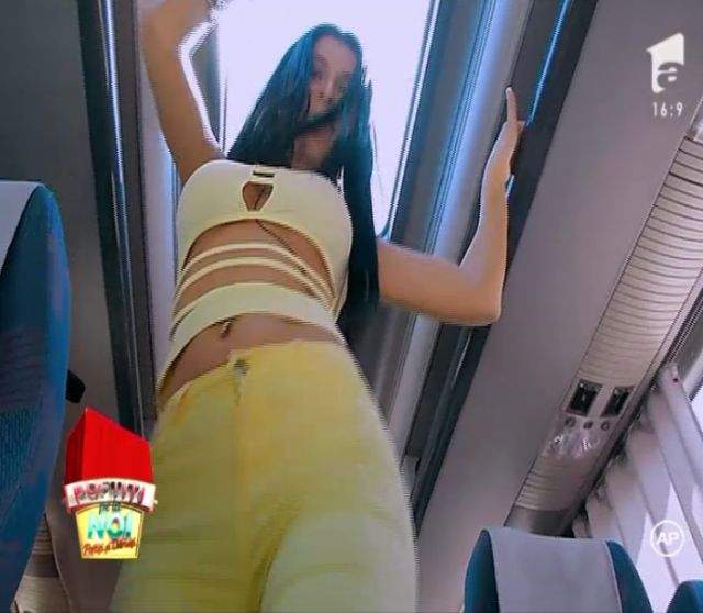 FOTO / Andreea Tonciu s-a urcat pe masă şi a dansat lasciv. A făcut show pe manele: "Băi, tâmpito, dă-te jos"