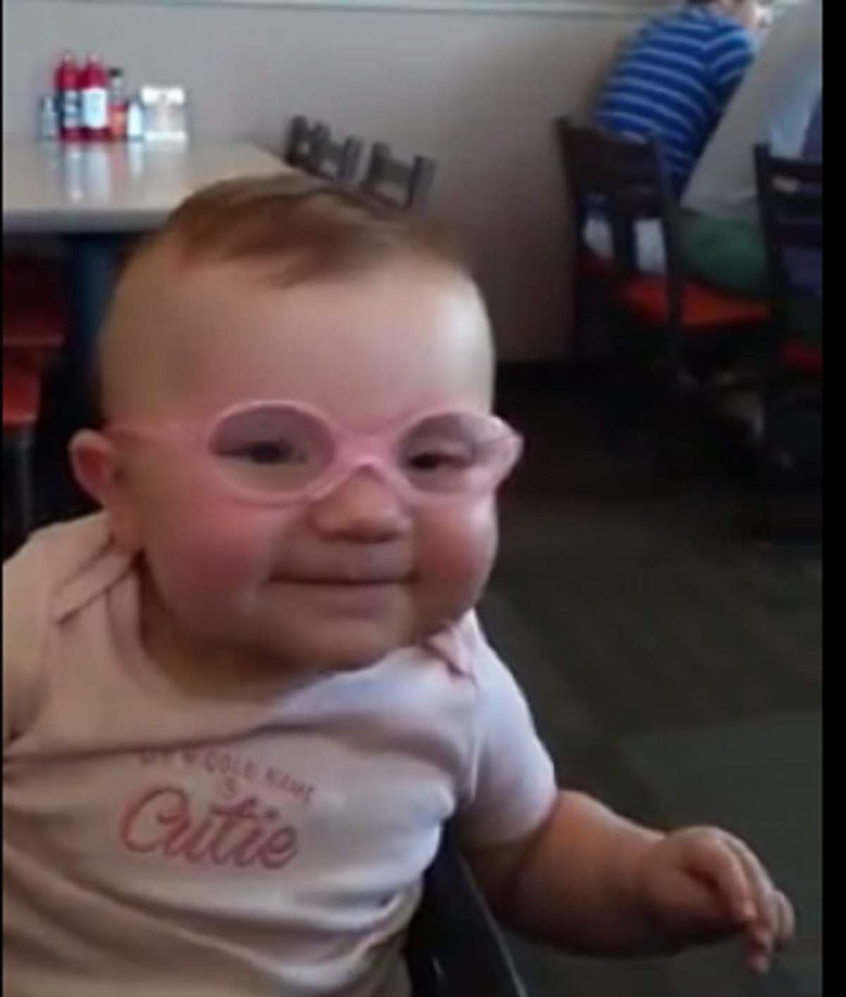 VIDEO / O fetiţă de 10 luni, născută cu probleme de vedere, are o reacţie spectaculoasă când îşi vede părinţii pentru prima oară