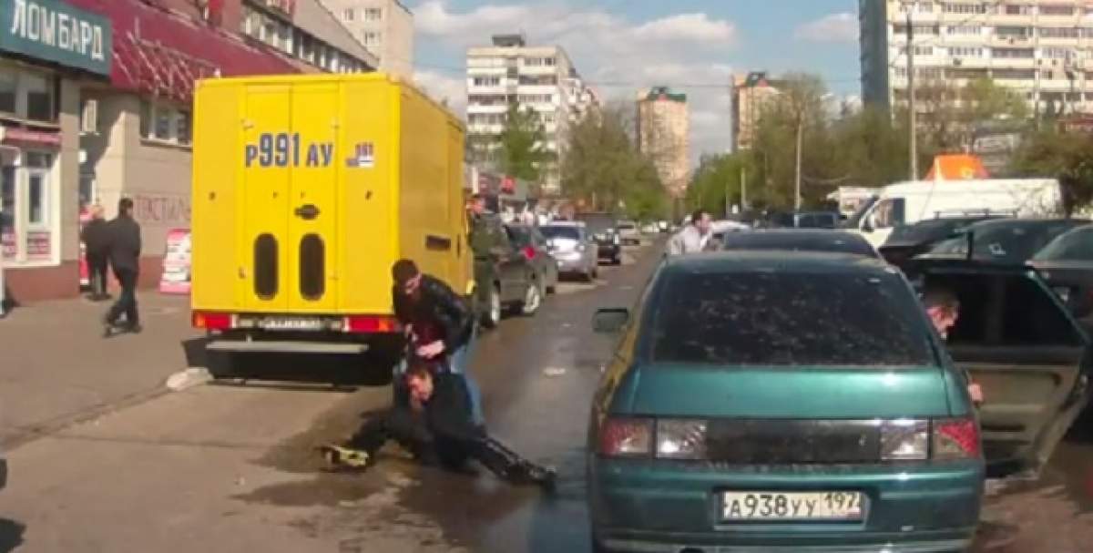 VIDEO ŞOCANT /  Bătaie soră cu moartea în trafic! L-au călcat în picioare la propriu