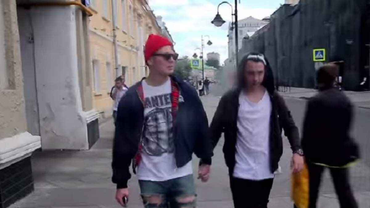 VIDEO / Un cuplu "gay", agresat verbal şi fizic pe străzile Moscovei