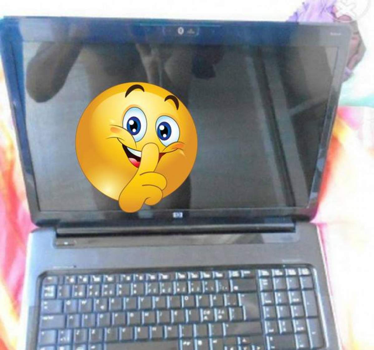 FOTO VIRAL / A vrut să facă poză la laptop, dar a scăpat un detaliu! Şi-a arătat bărbăţia în toată splendoarea fără să realizeze