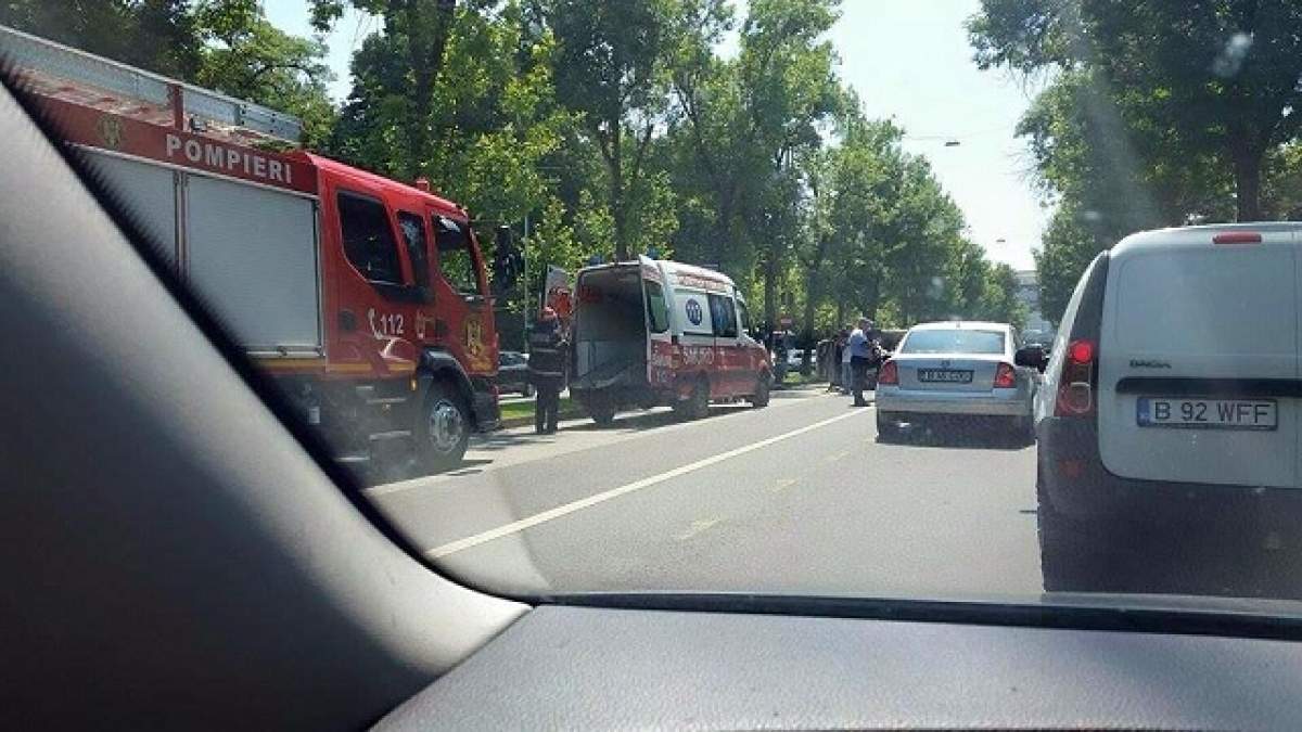 Grav accident în Capitală! Un taxi a fost răsturnat