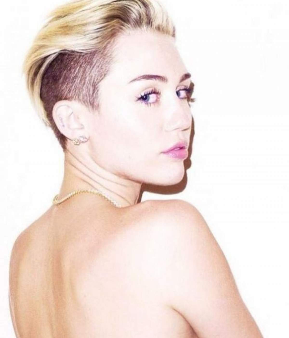 FOTO Miley Cyrus s-a pozat dezbrăcată din nou! Iată ce parte a corpului ne arată de data asta!