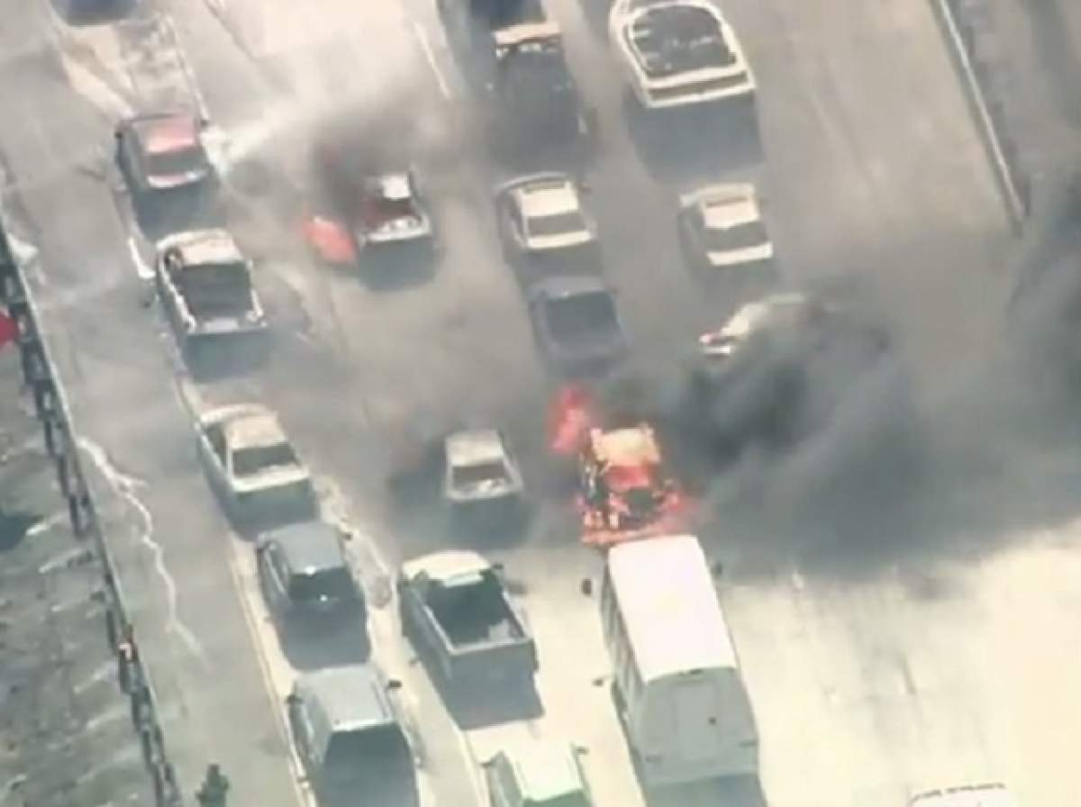 VIDEO / Cumplit! Zeci de vehicule au ars pe autostradă, din cauza unui incendiu de vegetaţie