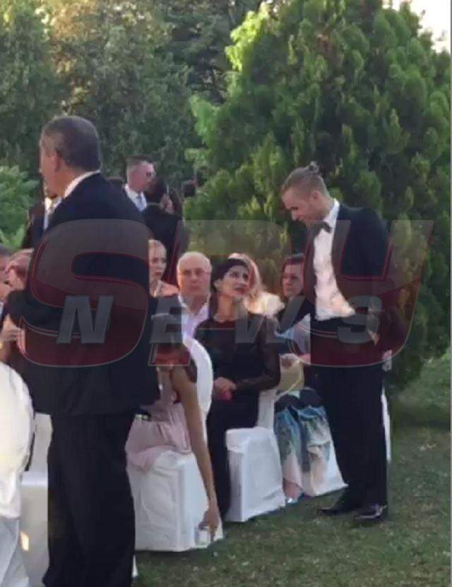 VIDEO & FOTO / Nu s-a putut abţine! Codin Maticiuc, gesturi tandre cu iubita sa la nunta lui Bobby Păunescu cu Alice Peneacă