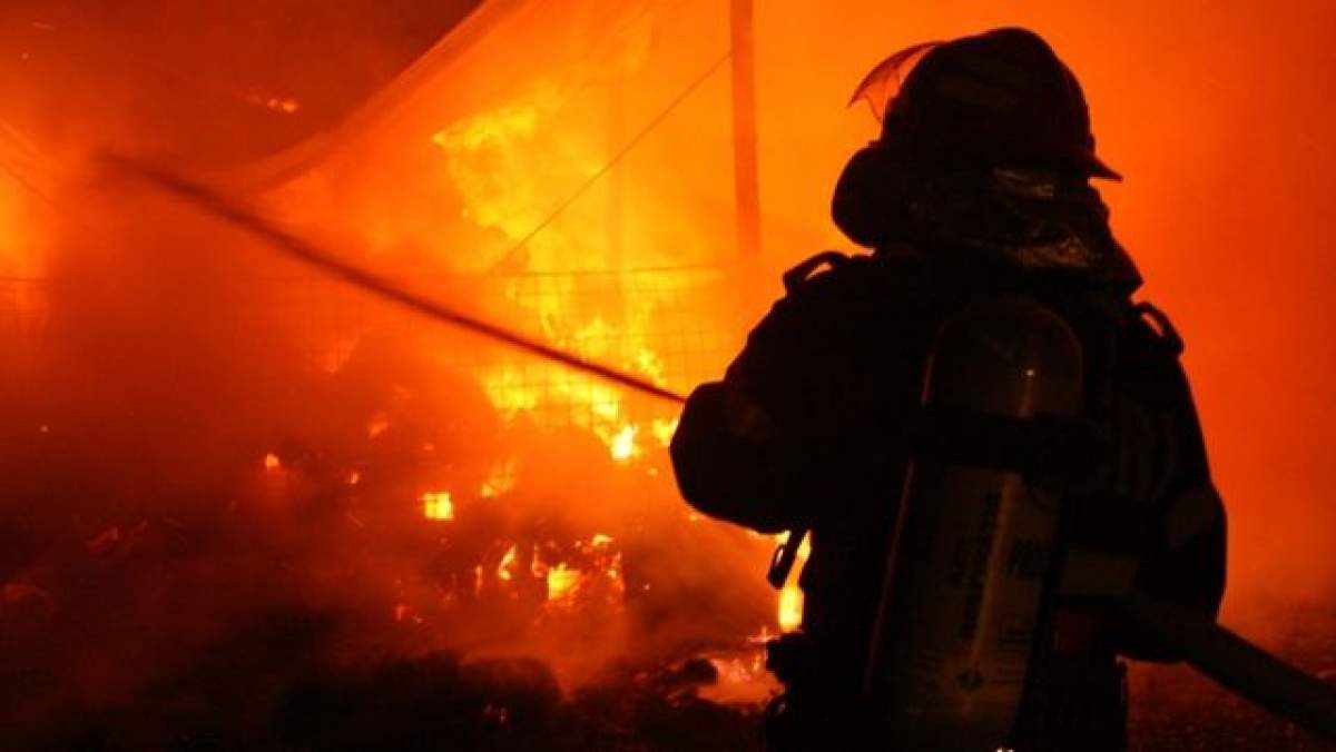 Incendiu puternic provocat de o ţigară aprinsă: O locuinţă din Harghita, distrusă de flăcări